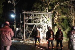 弥彦村麓で車庫1棟が全焼
