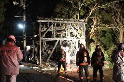 弥彦村麓で車庫1棟が全焼した火災現場