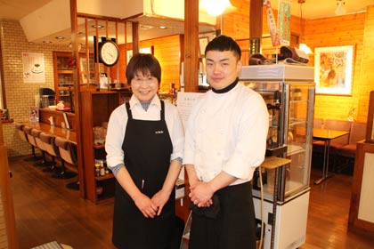 左が35年前のオープン時から六朝館本店で働く伊藤さん、右がシェフの金山和広さん