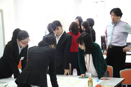 大妻女子大学OMAの「ビジネスキャンプ in 燕三条」に参加してオークスで商品開発のワークショップに熱中する学生