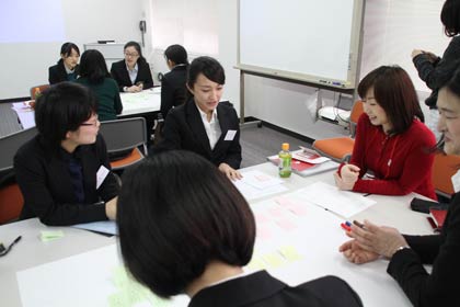 大妻女子大学OMAの「ビジネスキャンプ in 燕三条」に参加してオークスで商品開発のワークショップに熱中する学生