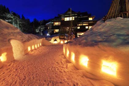 2月を「かまくら月間」として前庭にかまくらと雪あんどんを設けた嵐渓荘