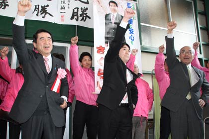  県議選で4期目を目指す桜井甚一氏の事務所開き、前列いちばん左が桜井