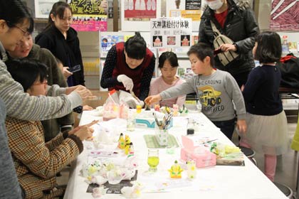  おとなも子どもも色付けに夢中