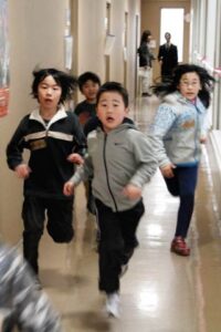 地元の「逃走中」ゲームに小学生が熱中