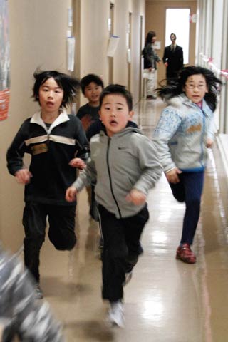 「第4回ゆきんこカップ in 新潟経営大学」の「逃走中」を模したゲームに夢中の子どもたち