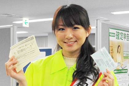 三条税務署の一日税務署長に任命されたタレントの今井美穂さん