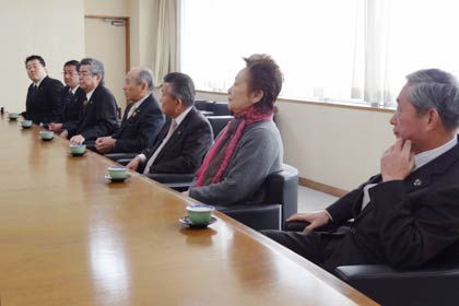 国定市長と歓談する両ライオンズクラブの会員