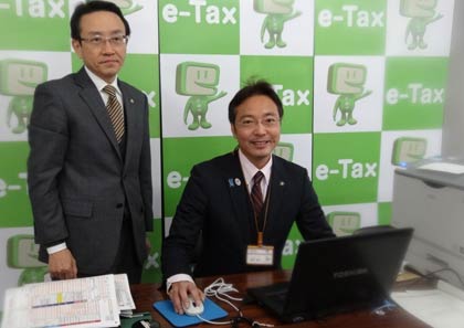 「e-Tax」による確定申告を体験した国定市長