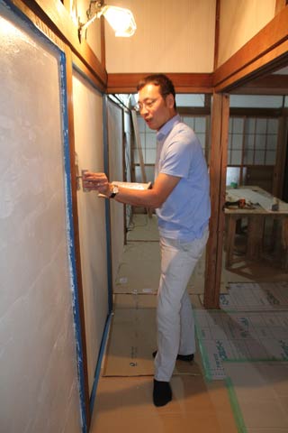 「燕三条トライク」で漆喰塗りの腕前を披露する国定市長