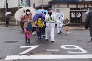 歩車分離式信号機の運用が開始された棚橋屋菓子店前交差点