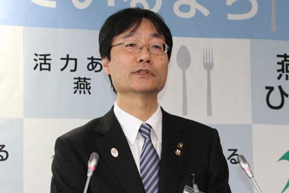 記者会見で燕市の平成27年度登所予算案について話す鈴木市長