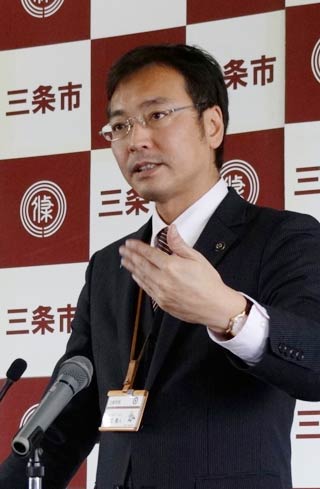 平成27年度一般会計当初予算概要説明会で予算を説明する国定市長