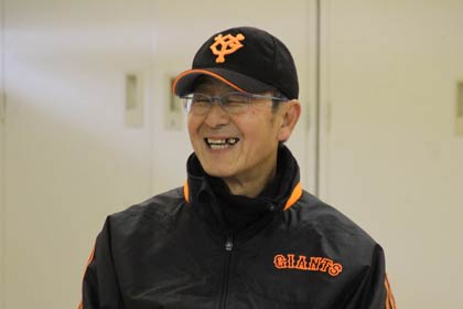 野球アカデミーでアドバイザーを務めている巨人OBの松本さんが来場