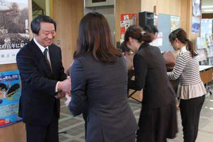 職員から花束を受ける