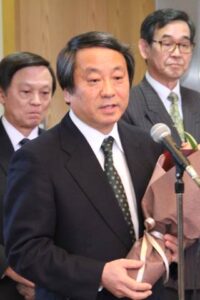 弥彦村長選に敗れた大谷村長と本多副村長、清野教育長の3人の退任者の送別セレモニー