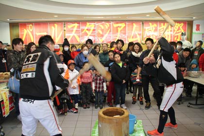 三条パール金属スタジアムで行われた感謝祭、アルビBCコーチによるもちつき