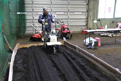 ミニ耕運機の体験コーナー