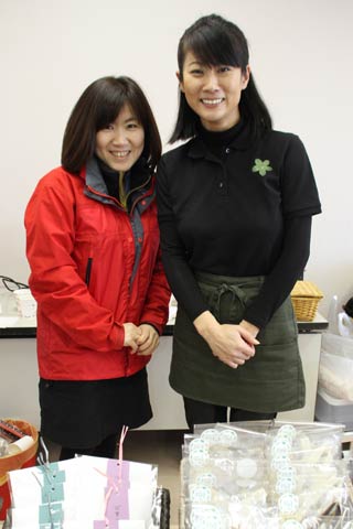 フリーアナウンサーの松井弘恵さん(左)とハーブティーなどを販売したタレント松尾伴内さんの妻で女優の知美さん