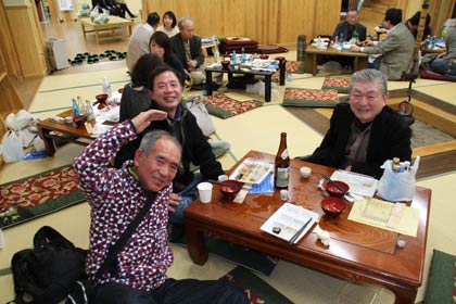 日本酒を酌み交わしてご機嫌の参加者を