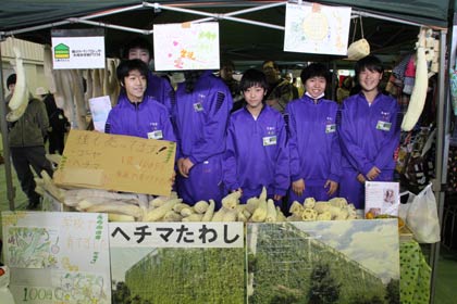 大崎中学校が緑のカーテンプロジェクトで収穫したヘチマを販売