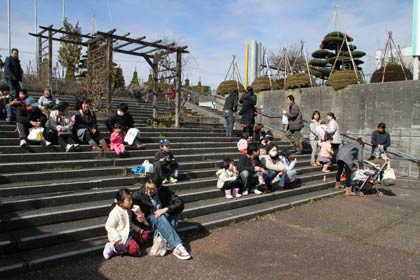 新潟の2月とは思えない低層棟の外階段