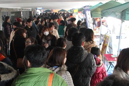 2月としては最多の2万4,500人の人出だった三条マルシェ、昼飯時の低層棟下はこのにぎわい