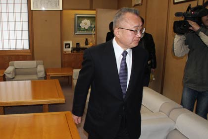 役場内を回る小林村長