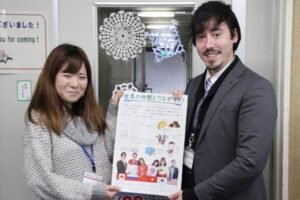 右が三条市国際交流員のピーター・カーターさん