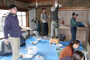 3月1日オープンのアトリエ付き滞在施設「Craftsmen's Inn KAJI」でプレオープンイベントとして行われた漆喰塗りのワークショップと体験