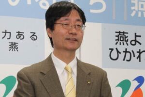 記者会見を行う鈴木燕市長