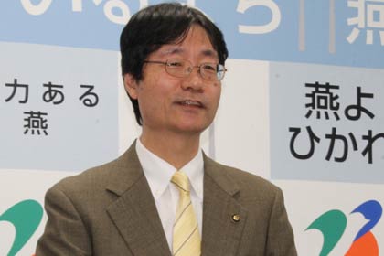 記者会見を行う鈴木燕市長