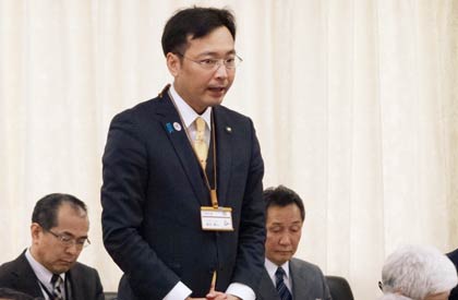 提出議案を説明する国定市長