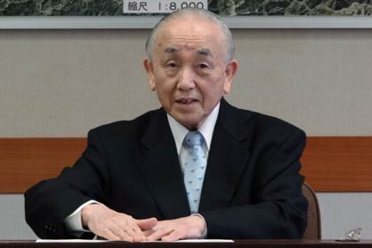 平成27年度当初予算案の概要を発表する小池加茂市長