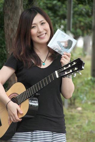 ライブペインティングで演奏する倉井千秋さん