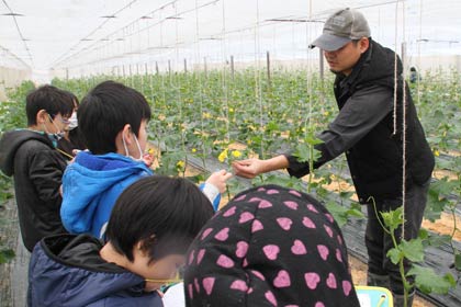 花の香りをかぐ3年生