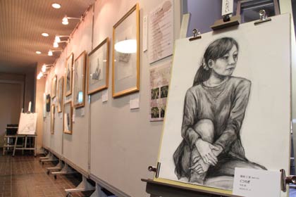 文化・芸術の一番星事業「デッサン教室」の受講生の作品展示