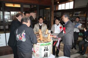 1日オープンしたアトリエ付き滞在施設「Craftsmen's Inn Kaji」のオープニングセレモニーで鏡開き