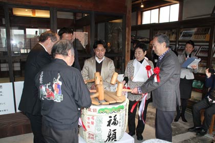 1日オープンしたアトリエ付き滞在施設「Craftsmen's Inn Kaji」のオープニングセレモニーで鏡開き