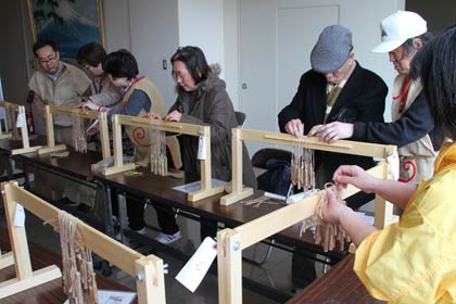 「まちなか文化祭～中央公民館作品展」で28日だけ行われたアンギン編み体験