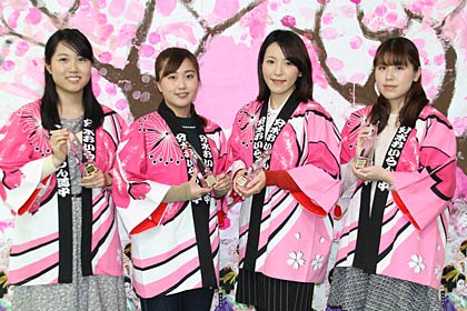 おいらん役に決まった左から信濃太夫役の近藤歩夢さん、桜太夫役の山岡さん、分水太夫役の榊さん、染井吉野太夫役の本田さん