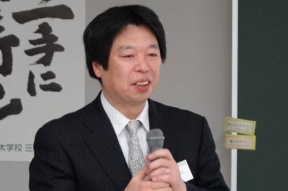  特別研修会で講演するシマト工業(株)の斉藤社長