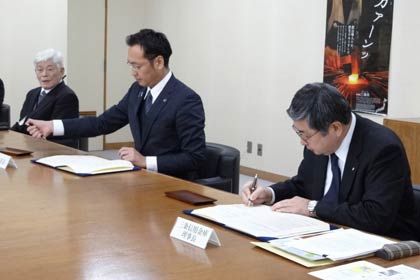 協定書に調印