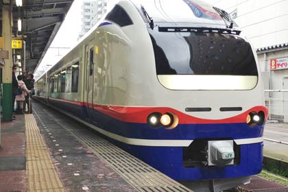 列車外観。車体全体で「しらゆき」をイメージし、紺色の帯は日本海と空の青さを、朱色の帯は日本海に沈む夕日をイメージしているという。