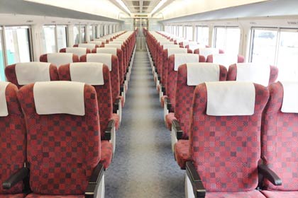 客室内の様子。座席の布地は北陸新幹線のE7系と似た臙脂色の格子模様となっている。座席はリクライニングシートで、掛け心地は良好。