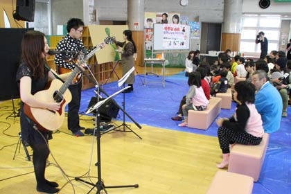  「こどもの森」で行われたライブペインティング「相野谷由起とあなたの世界にひとつだけの絵」