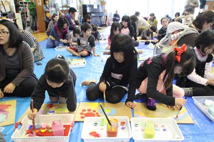 絵描きに熱中する子どもたち