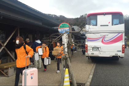 「いわむろや」に到着した武蔵美の学生