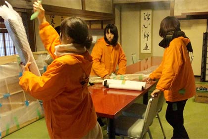 旅館で展示作業を行う