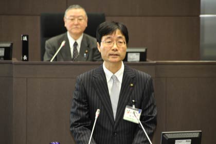 施政方針演説を行う鈴木力市長